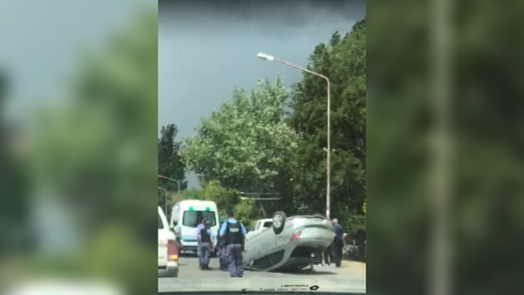 Ruta 22: un auto volcó cerca del aeropuerto y hay un herido