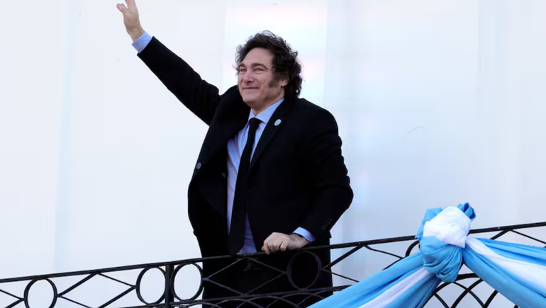 Javier Milei busca la foto con su candidato corodobés