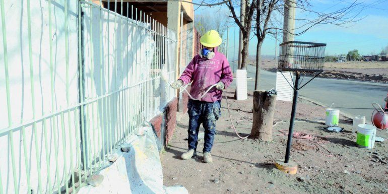 Plomeros, yeseros, pintores y servicios asociados a la construcción pagarán menos impuestos por la cuarentena. Plomeros, yeseros, pintores y servicios asociados a la construcción pagarán menos impuestos por la cuarentena.