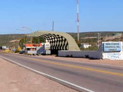La persecución se inició en Arroyo Verde, en el límite norte de Chubut, y el Toyota Corolla que manejaba el conductor apareció abandonado y con las llaves puestas del lado de Río Negro. La persecución se inició en Arroyo Verde, en el límite norte de Chubut, y el Toyota Corolla que manejaba el conductor apareció abandonado y con las llaves puestas del lado de Río Negro.