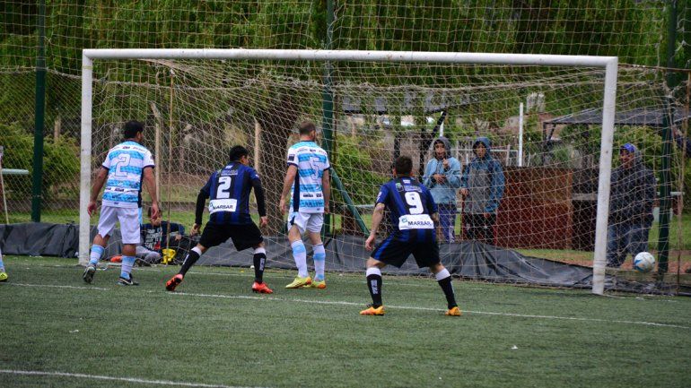 Rincón no afloja y sueña con ganar su 4ª Copa Neuquén. Franco Acosta hizo los dos en el triunfo ante la ADC.