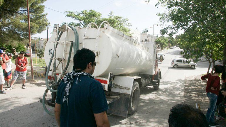 La escasez es tanta que el reparto de agua no da abasto.&nbsp;