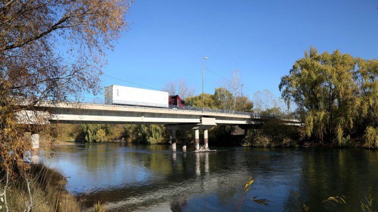 La provincia de Neuquén viene reparando el puente por defecto
