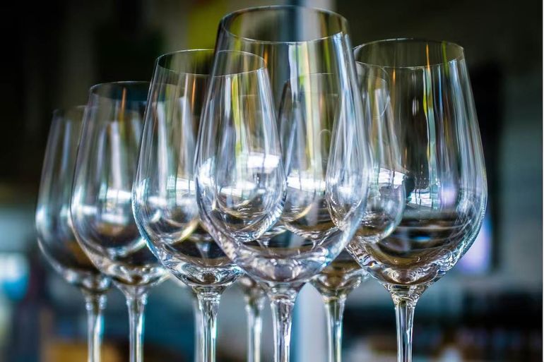 Olvidate del detergente: el sencillo truco para dejar los vasos relucientes