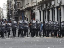 A las 10 de la mañana comenzó la movilización desde Salta y Avenida de Mayo al Congreso. Foto: NA. A las 10 de la mañana comenzó la movilización desde Salta y Avenida de Mayo al Congreso. Foto: NA.