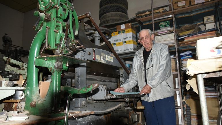 A los 80, Rubén sigue al frente de la querida imprenta Cipolletti y tiene un gran sueño por cumplir