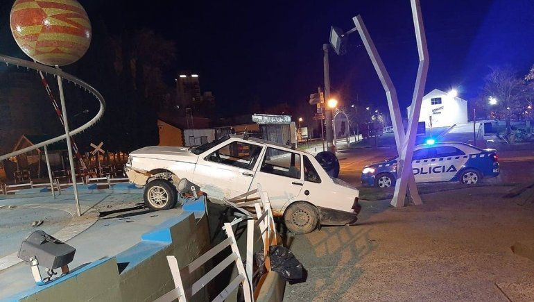 Perdió el control y terminó sobre la fuente del Centenario
