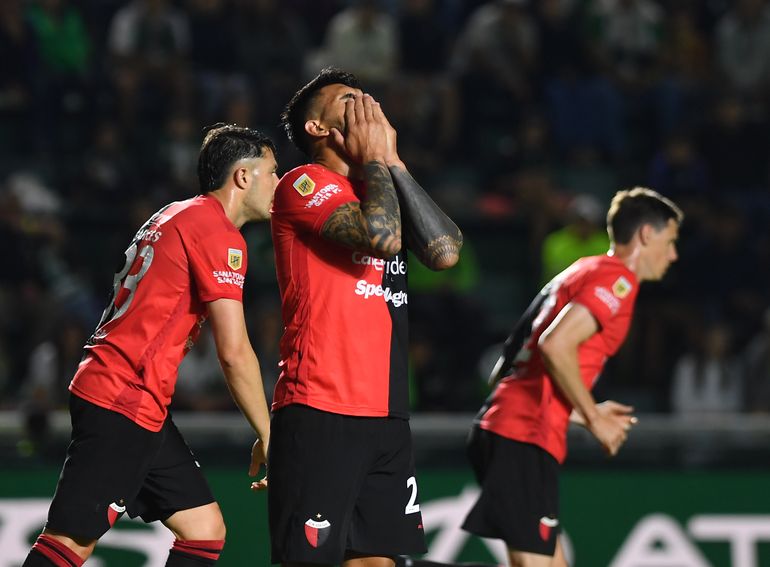 La desazón de Wanchope y de todo Colón por la derrota sobre la hora que lo dejó en posición de descenso. La desazón de Wanchope y de todo Colón por la derrota sobre la hora que lo dejó en posición de descenso.