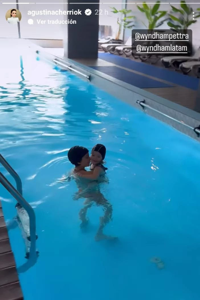 En su reciente viaje a Chile dejó ver de lejos a Alba jugando en la pileta con Nilo.