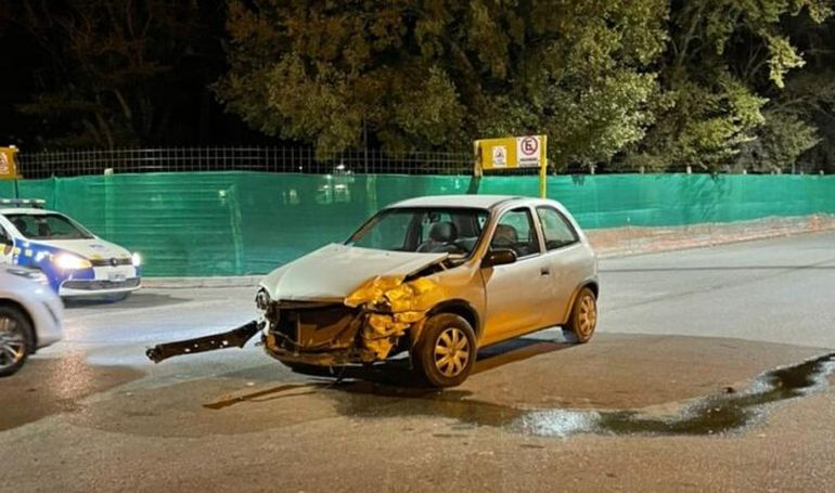 El conductor borracho manejaba un Ford Fairlane y chocó un Chevrolet Corsa. 