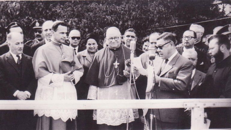 Don Alberto dando la bienvenida a Jaime de Nevares.