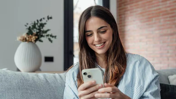 La forma correcta de reírse en redes sociales, según la RAE