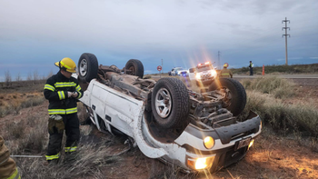 Tres personas resultaron heridas, una de ellas tuvo que ser trasladada en ambulancia al hospital. Tres personas resultaron heridas, una de ellas tuvo que ser trasladada en ambulancia al hospital.