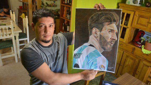 El neuquino que retrata a Messi está a un paso de la cima