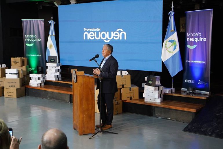 El gobernador entregó 500 notebooks a becarios del programa Gregorio Álvarez del nivel terciario.