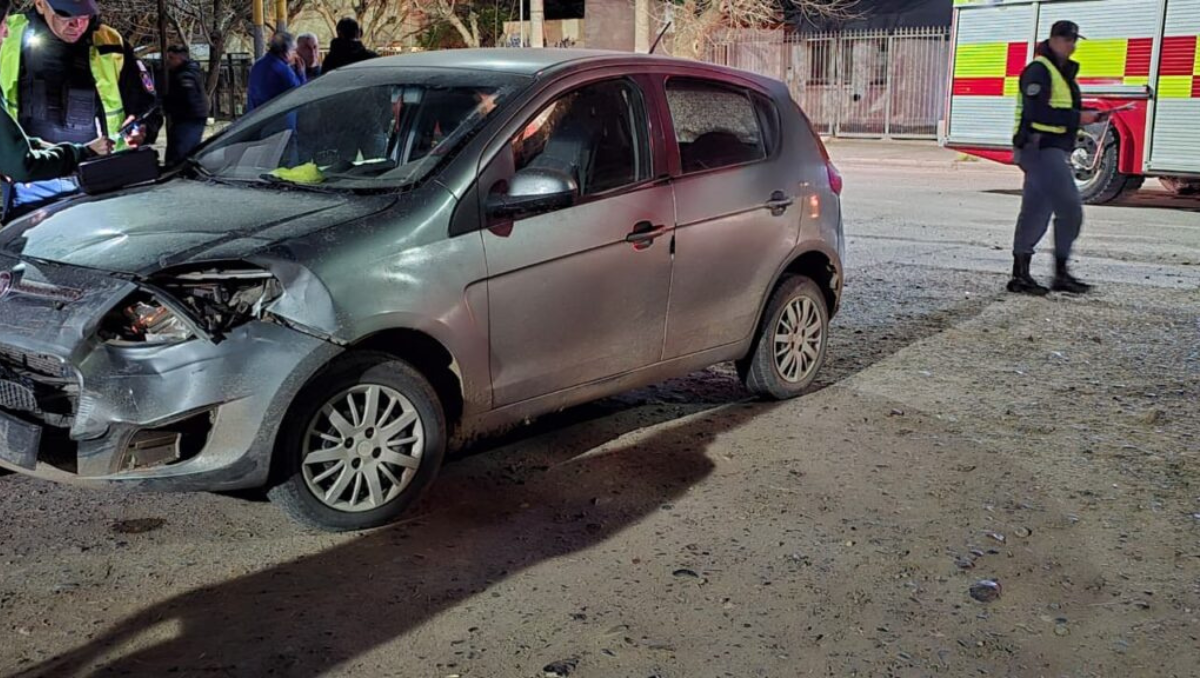 Grave choque en una esquina: un motociclista perdió varios dientes y otro sufrió una fractura expuesta