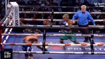 un boxeador fue descalificado tras pegarle a su rival en el piso: el impactante video un boxeador fue descalificado tras pegarle a su rival en el piso: el impactante video