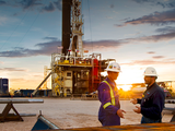Chevron y TotalEnergies mantienen sus planes pese a la crisis en Medio Oriente.