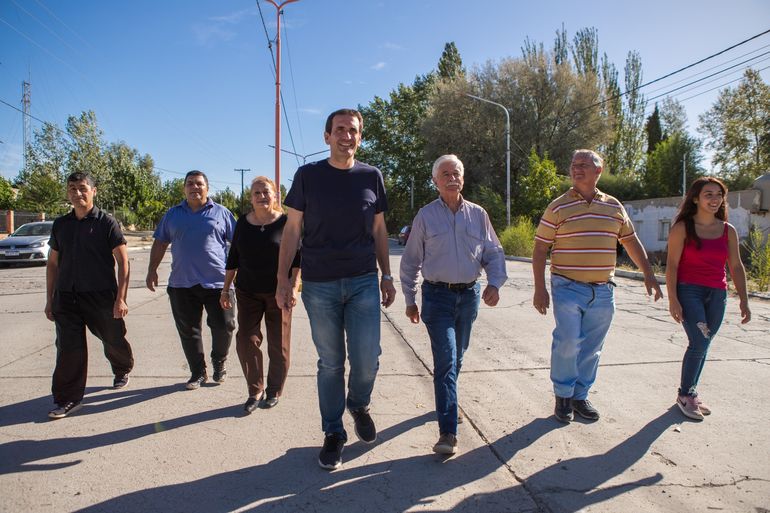 Pablo Cervi y Jorge Taylor recorrieron Mariano Moreno junto al candidato Walter albornoz.