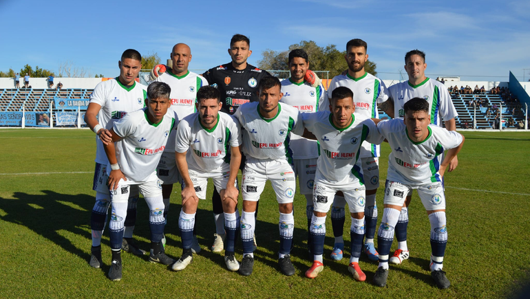 La formación del Maronese puntero que ganó en Cutral Co. Crédito: Fotografía única