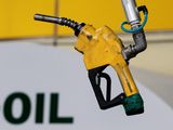 Imagen de archivo de un dispensador de gasolina colgando desde el techo de una estación de combustible en Seúl, Corea del Sur. 27 de junio, 2011. REUTERS/Jo Yong-Hak/Archivo