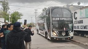 En fotos: Así fue la despedida de Cipo ante su gente rumbo a Córdoba en busca del ascenso. | LM Neuquen En fotos: Así fue la despedida de Cipo ante su gente rumbo a Córdoba en busca del ascenso.