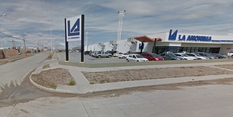 La esquina de 20 de Noviembre y Roca, en Pico Truncado, por donde caminaba la adolescente camino a su casa cuando fue abordada por el sospechoso, de 55 años. La esquina de 20 de Noviembre y Roca, en Pico Truncado, por donde caminaba la adolescente camino a su casa cuando fue abordada por el sospechoso, de 55 años.