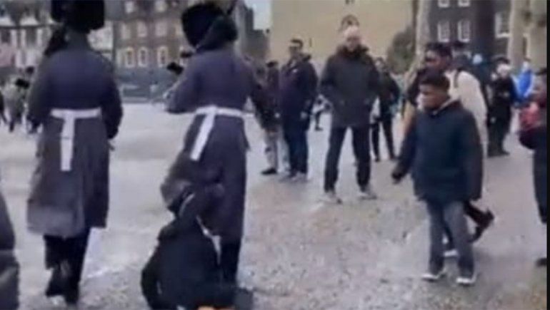 Viral: La Guardia Real de la Reina Isabel II pisoteó a un niño