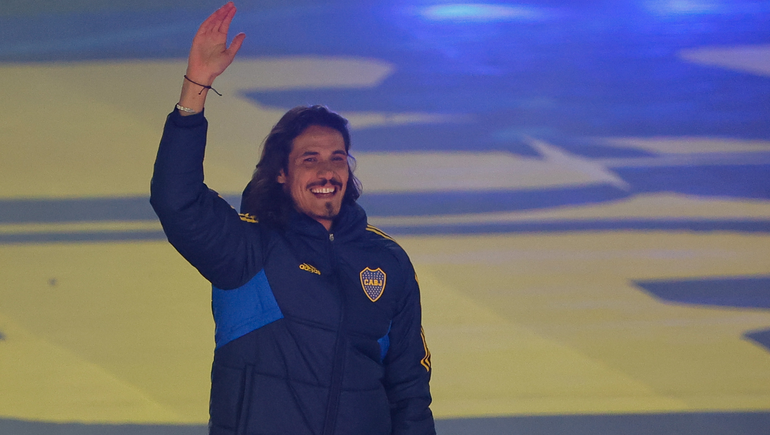 Cavani saludando a la gente después de pisar La Bombonera con más de 30 mil personas.&nbsp;