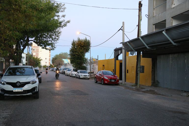 Tras un partido en divisiones formativas, amenazó a un jugador con un arma de fuego
