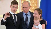 Vladimir Putin entrega la Orden de la Gloria Parental a las familias numerosas en Rusia.