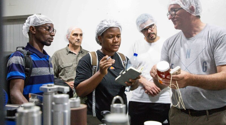 Especialistas del INTA evalúan el comportamiento de híbridos de tomate en la Estación Sussundenga. Especialistas del INTA evalúan el comportamiento de híbridos de tomate en la Estación Sussundenga.