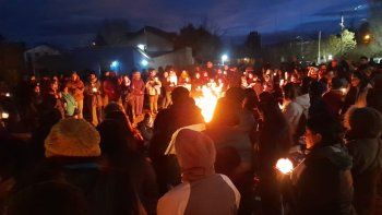 La comunidad de Junín de los Andes marchó por Justicia por el femicidio de la portera.