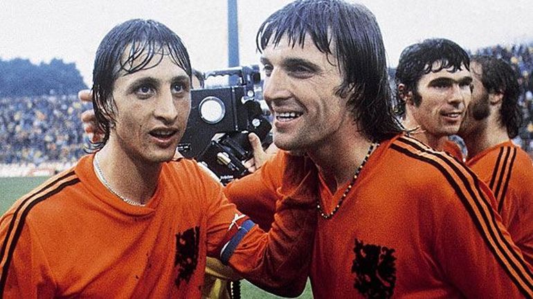 Por su contrato con Puma, en el Mundial de Alemania en 1974, Cruyff utilizó una camiseta con dos tiras en las mangas a diferencia de sus compañeros que llevaban las tres de Adidas.