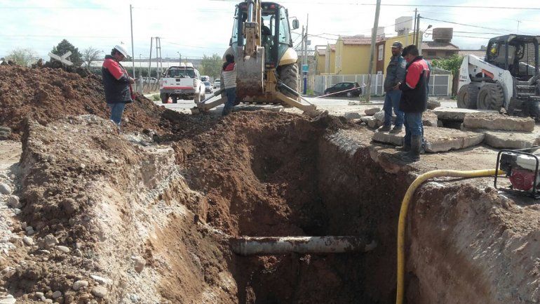 Por tercera vez en un mes se rompió un caño y hay vecinos sin agua 