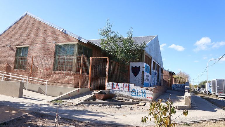 Alarma en el CPEM 54: investigan a un profesor por presunto acoso telefónico
