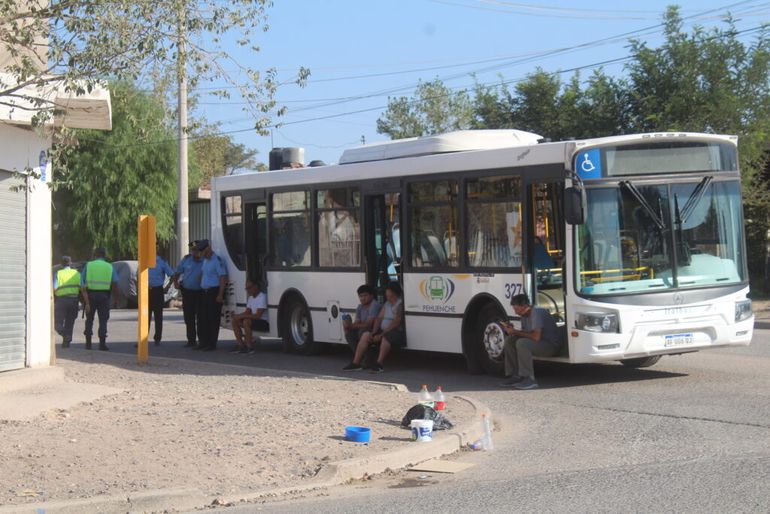 Protesta por falta de agua: suspenden el colectivo en los barrios de Centenario