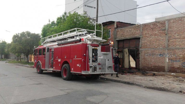 Los bomberos apagaron otro incendio en la maderera
