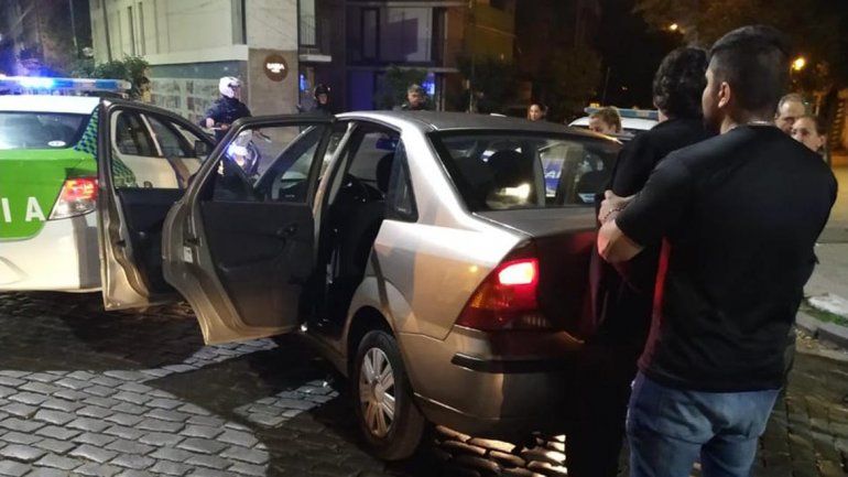 Discutió con su pareja, la atropelló con el auto e intentó huir