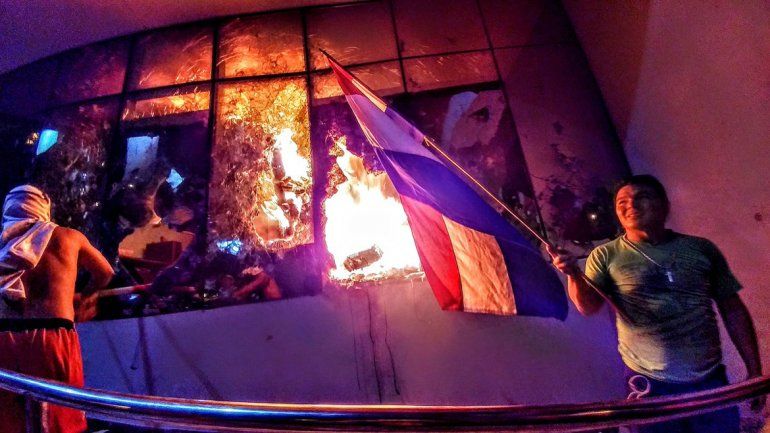 Las llamas alcanzaron el interior del Parlamento de Paraguay.