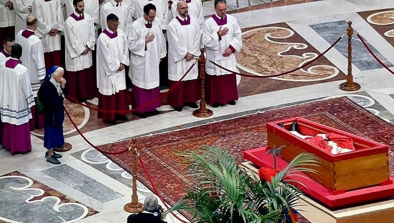 Una monja emocionó al mundo con su gesto y decidió saltearse el protocolo para despedir al Papa Francisco. Una monja emocionó al mundo con su gesto y decidió saltearse el protocolo para despedir al Papa Francisco.