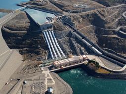 La represa Alicura tiene un salto de 130 metros y es la primera que recoge el agua del río Limay. Tiene 1050 MW de potencia instalada.