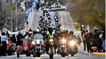 Caballeros en motos concientizan sobre el cáncer de próstata y la salud mental Caballeros en motos concientizan sobre el cáncer de próstata y la salud mental