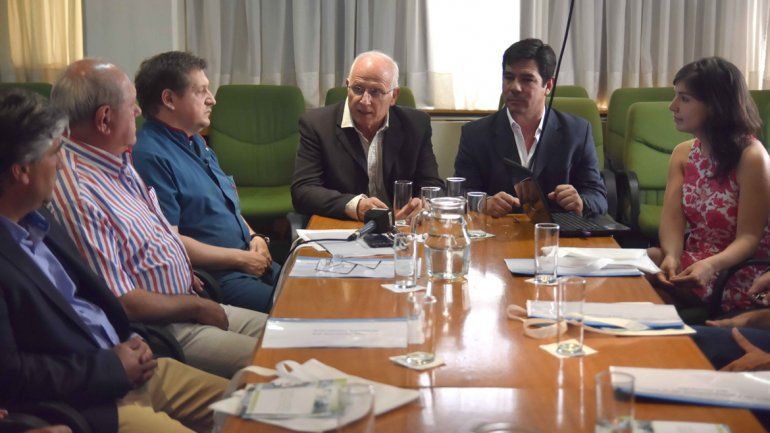 Brillo y los referentes de los colegios durante la firma del convenio.