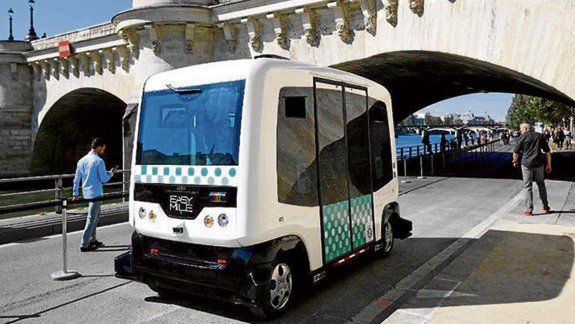 El minibús puede transportar a unas doce personas, pero deben ir de pie.