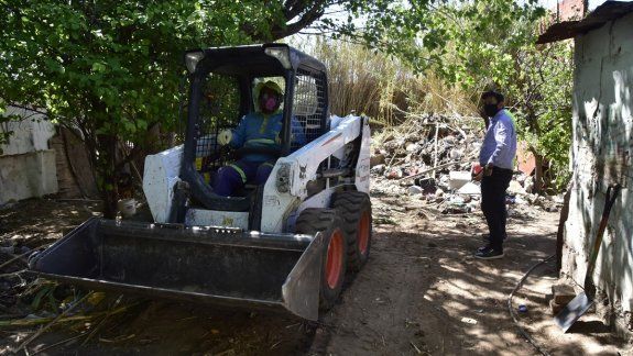 Un vecino acumulador tenía 20 mil kilos de basura en su casa