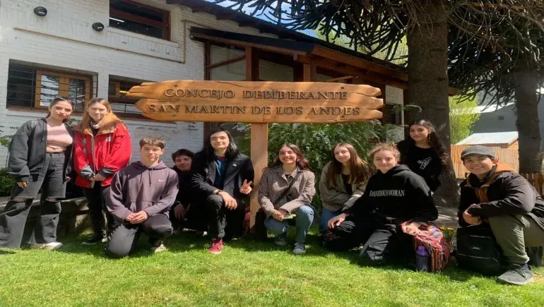 Estudiantes esperan que el Concejo Deliberante consiga el boleto estudiantil gratuito para San Martín de los Andes. Gentileza.&nbsp;