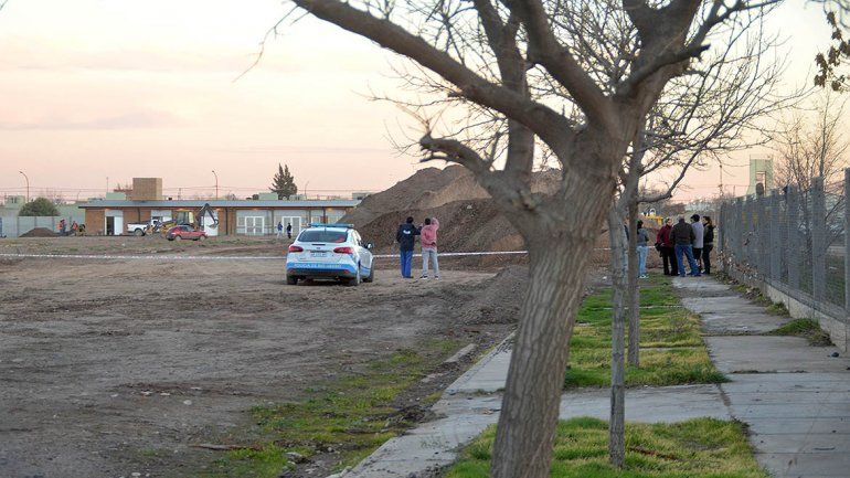 El cuerpo hallado semienterrado detrás del hospital es de un adolescente