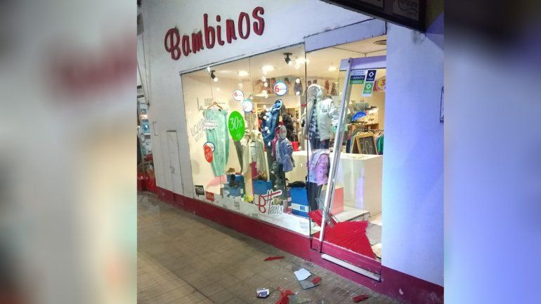 Vándalos le destrozaron el blindex a una tienda de ropa infantil