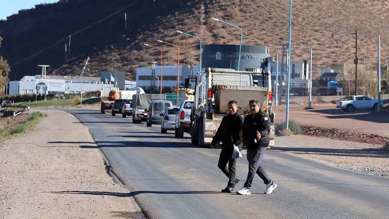 El tránsito petrolero no cesa y cruzar la ruta 7 en Añelo es un verdadero peligro. La sociedad, el gobierno y las empresas ya tomaron nota paras revertir este problema.